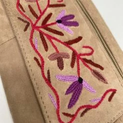 Beste Verkoop 💯 Merkloos Dames Polstas Suède Leer - Bruine Damestas Met Handgeborduurd Bloemenpatroon In Paars - Riemtasje 🥰 -tassen-dames Verkoop 546x840 3