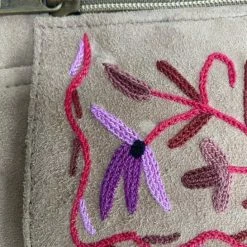 Beste Verkoop 💯 Merkloos Dames Polstas Suède Leer - Bruine Damestas Met Handgeborduurd Bloemenpatroon In Paars - Riemtasje 🥰 -tassen-dames Verkoop 546x840 4