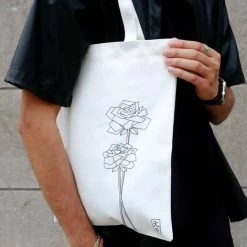 Gloednieuw ✨ Studio Align Hua Tote Bag – Schoudertas Met Rits – Handtas Met Vak Binnen - 100 % Katoenen Tas Roos Bloem Design – Totebag Katoen – Dames – Heren – Wit - Boodschappentas - Schooltas - Schooltas Meisje - Schooltas Jongen 💯