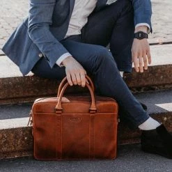 Flash-uitverkoop 🎁 DSTRCT Premium Collection Leren Business Laptoptas - 15,6 Inch Laptopvak Met Rits - Inclusief Onderhouspakket - Cognac 🎉 -tassen-dames Verkoop 550x550 598