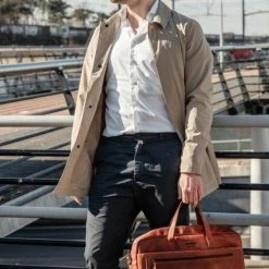 Flash-uitverkoop 🎁 DSTRCT Premium Collection Leren Business Laptoptas - 15,6 Inch Laptopvak Met Rits - Inclusief Onderhouspakket - Cognac 🎉 -tassen-dames Verkoop 550x798