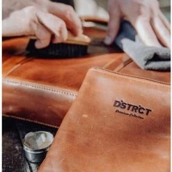 Flash-uitverkoop 🎁 DSTRCT Premium Collection Leren Business Laptoptas - 15,6 Inch Laptopvak Met Rits - Inclusief Onderhouspakket - Cognac 🎉 -tassen-dames Verkoop 550x810 7