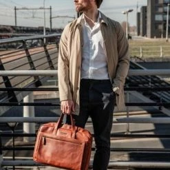 Flash-uitverkoop 🎁 DSTRCT Premium Collection Leren Business Laptoptas - 15,6 Inch Laptopvak Met Rits - Inclusief Onderhouspakket - Cognac 🎉 -tassen-dames Verkoop 550x823 12