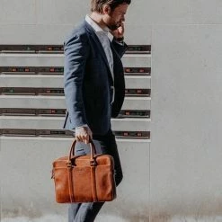 Flash-uitverkoop 🎁 DSTRCT Premium Collection Leren Business Laptoptas - 15,6 Inch Laptopvak Met Rits - Inclusief Onderhouspakket - Cognac 🎉 -tassen-dames Verkoop 550x825 63